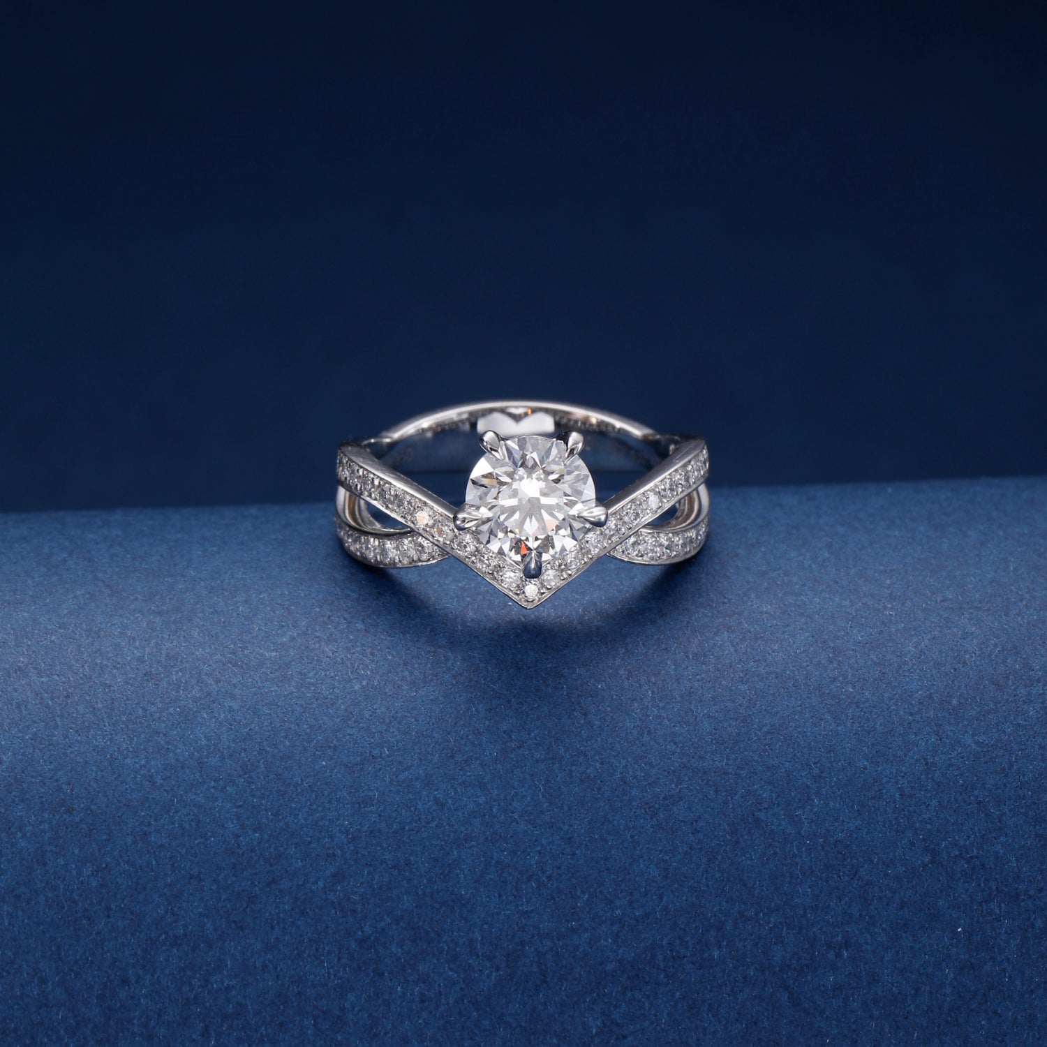 CF26-R001 | Round Solitaire Ring | Twisted Pavé Band
