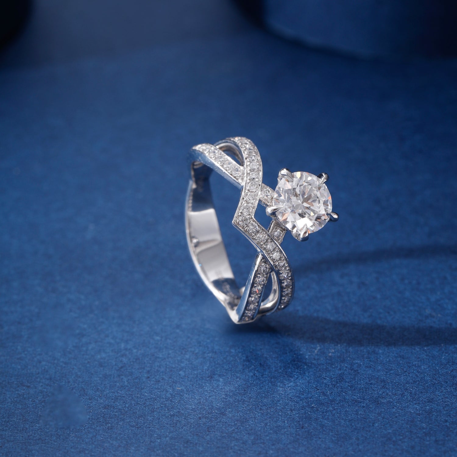 CF26-R001 | Round Solitaire Ring | Twisted Pavé Band