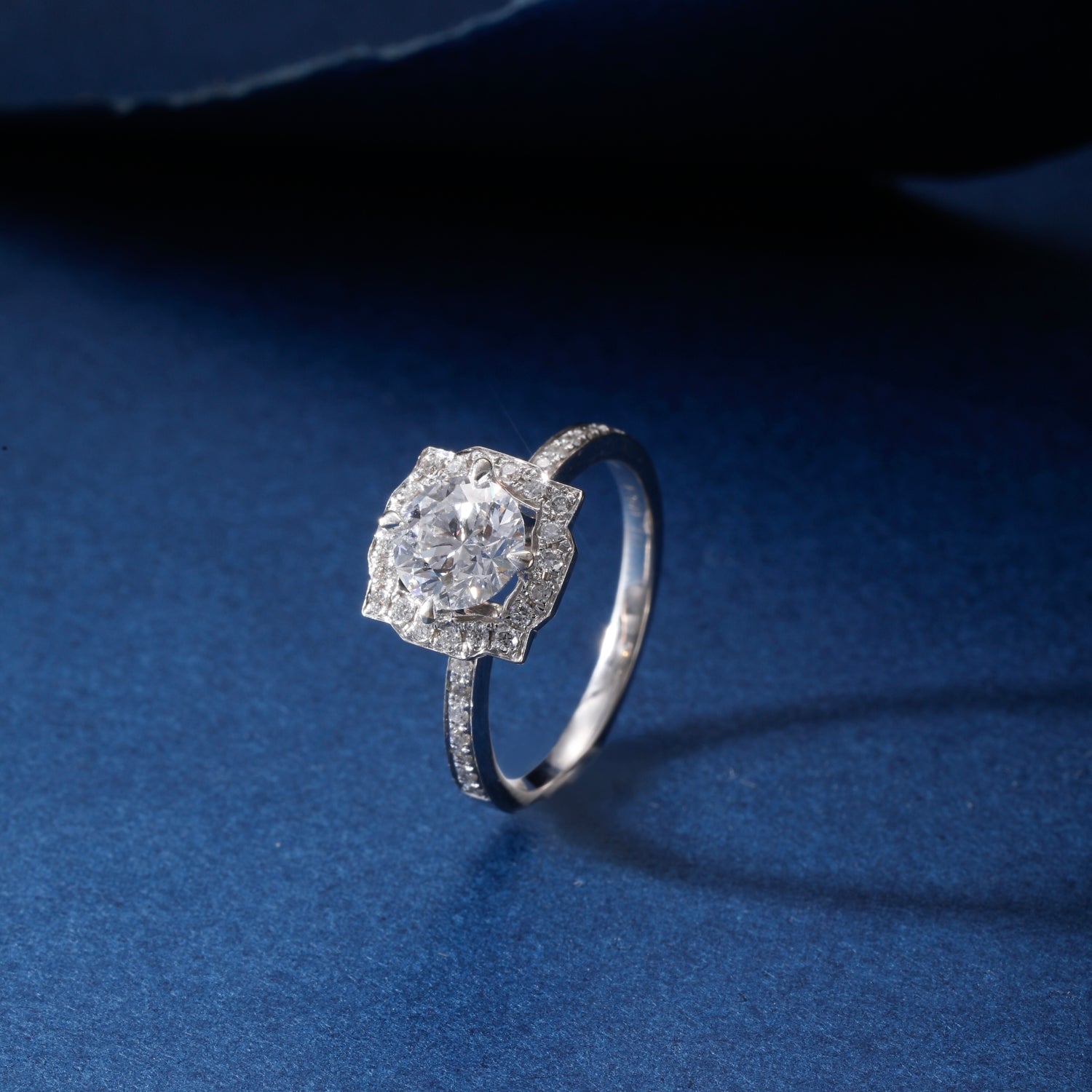 CF26-R004 | Round Brilliant Halo Ring | Square Geometric Frame