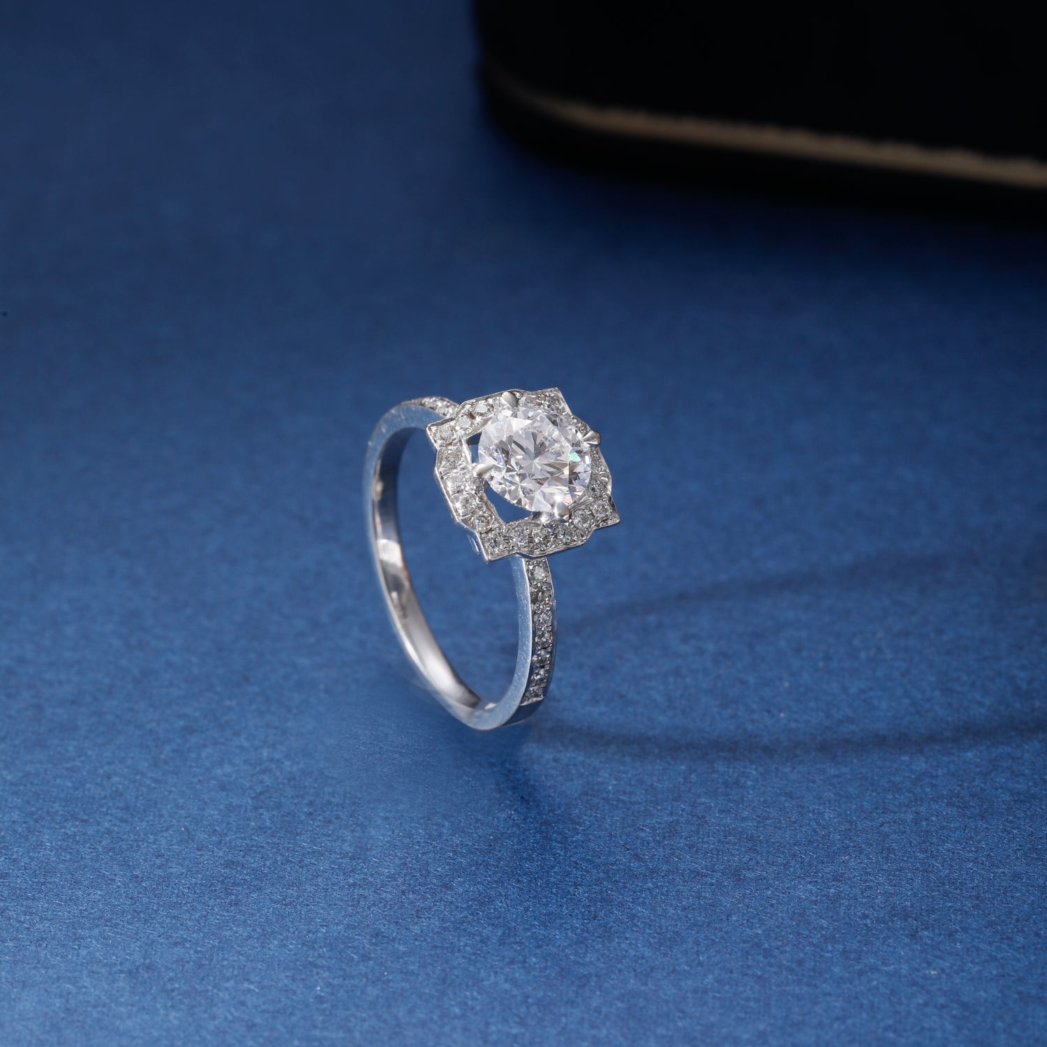 CF26-R004 | Round Brilliant Halo Ring | Square Geometric Frame