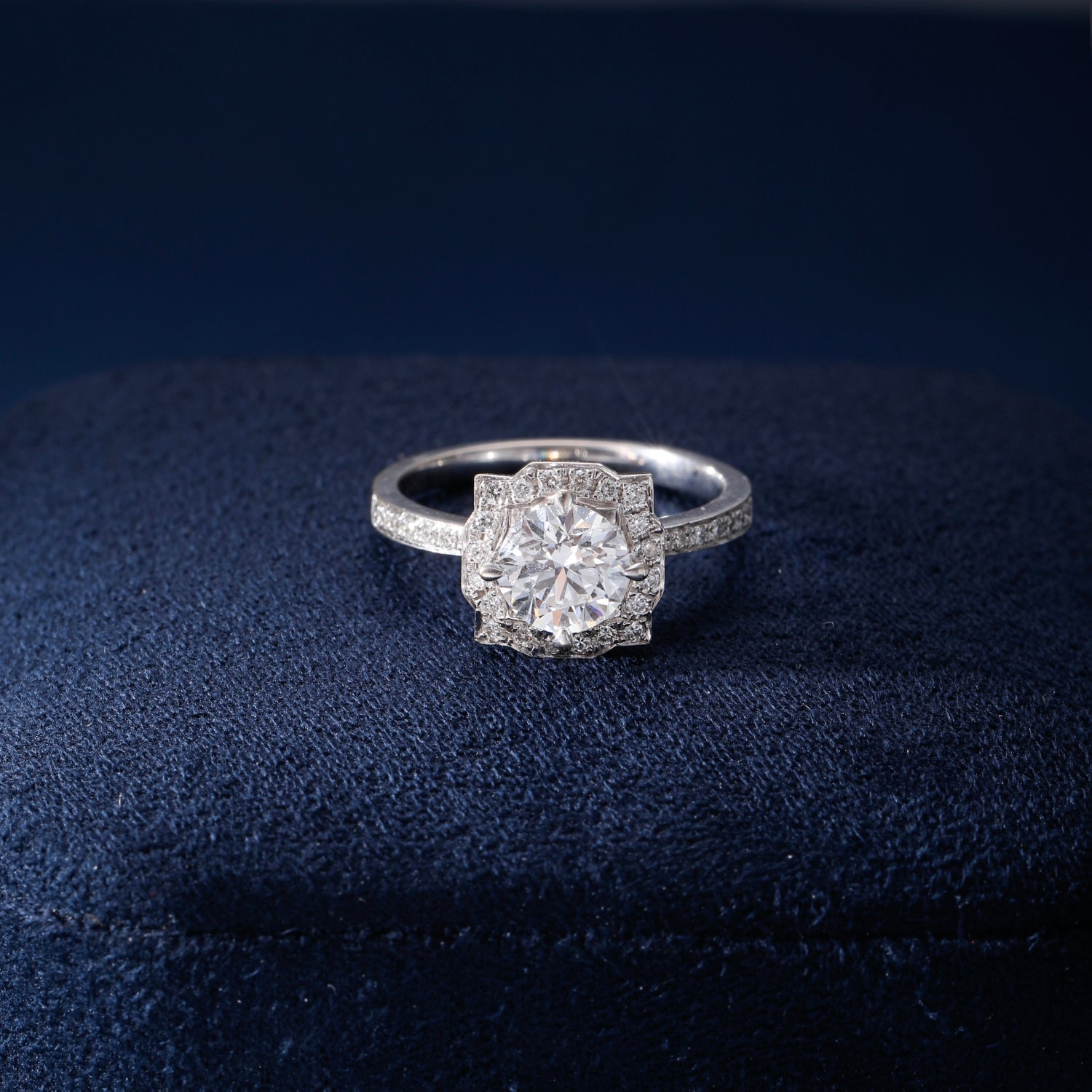 CF26-R004 | Round Brilliant Halo Ring | Square Geometric Frame