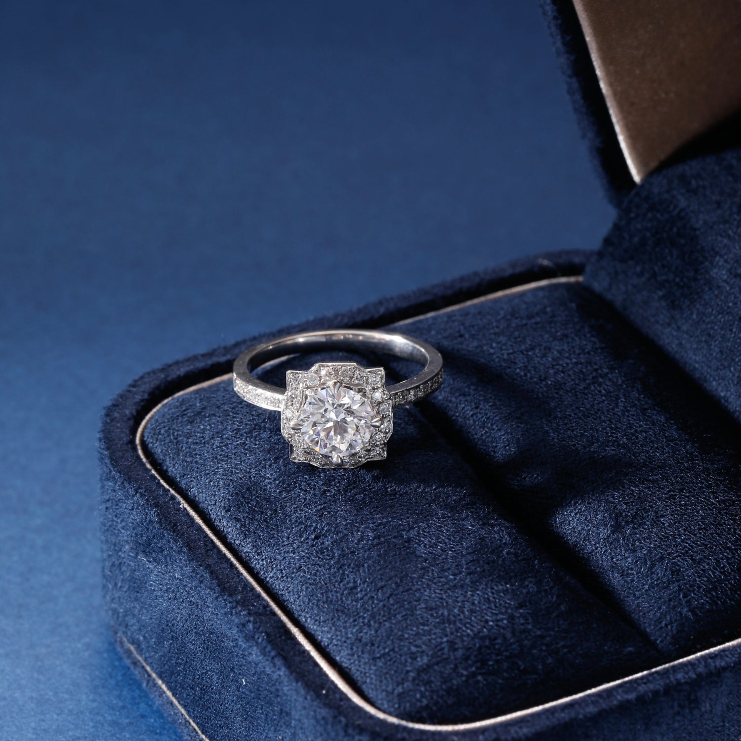 CF26-R004 | Round Brilliant Halo Ring | Square Geometric Frame