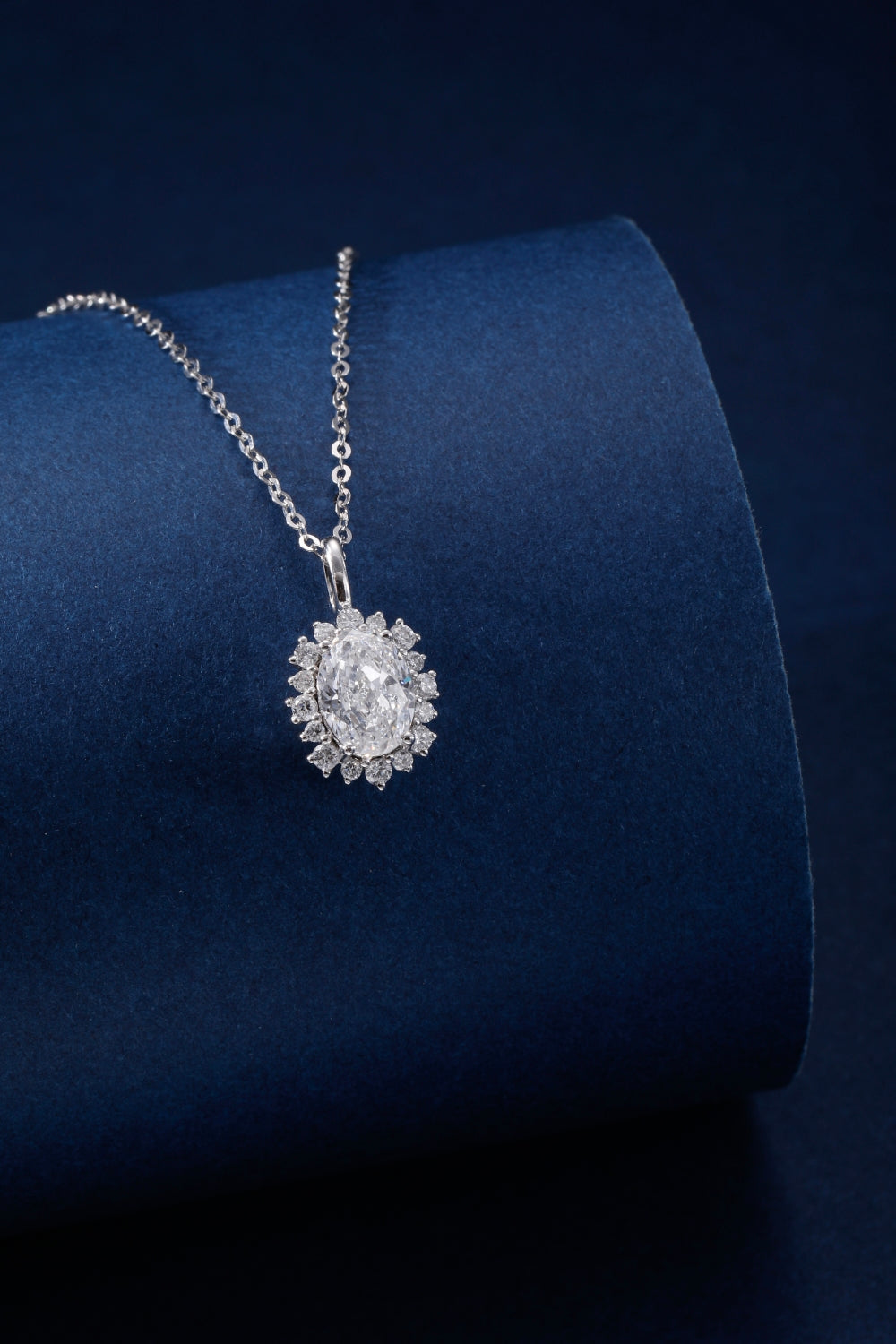 CF26-N001 | Oval Halo Diamond Pendant | Sunburst Setting