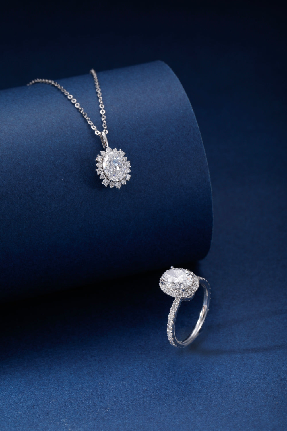CF26-N001 | Oval Halo Diamond Pendant | Sunburst Setting